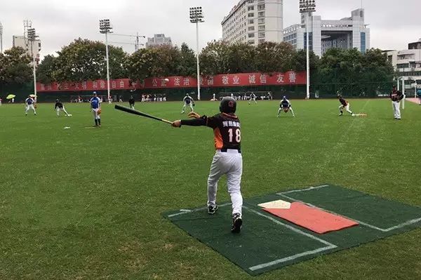 一体篮球规则比赛手球犯规吗_一体篮球规则比赛手球视频_篮球的手球一体比赛规则
