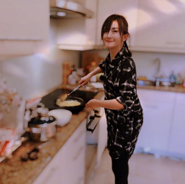不怕练出肌肉，谢娜健身房练负重深蹲，从150斤练出马甲线仅3个月