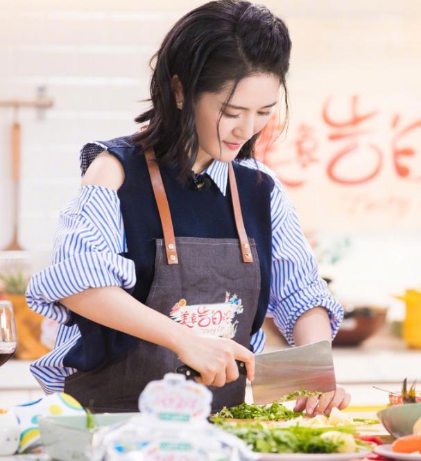 不怕练出肌肉，谢娜健身房练负重深蹲，从150斤练出马甲线仅3个月